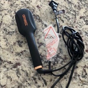 Amika mini straightening brush